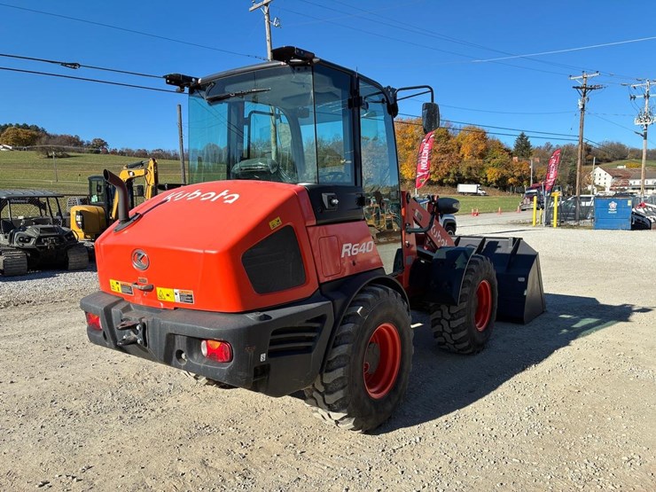 2022-kubota-r640-image-5