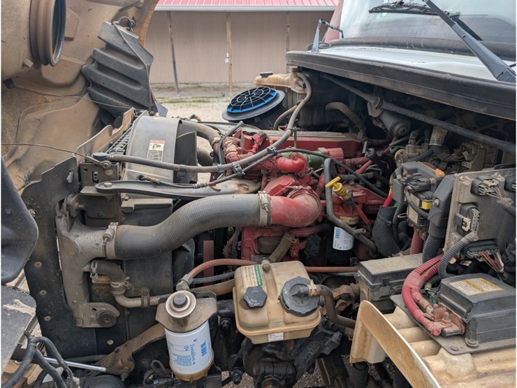 2014-freightliner-m2-106-image-16