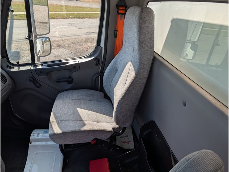 freightliner-m2-106-image-18