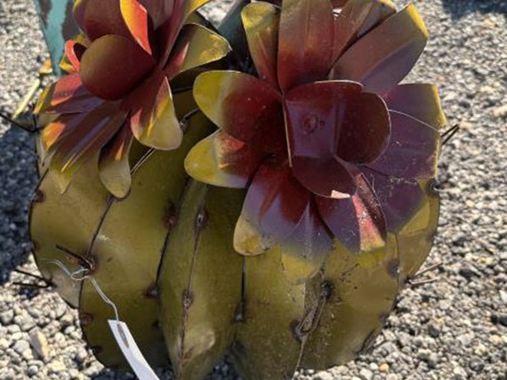 #89-•-metal-art--medium-cactus-w/-flower-image-1