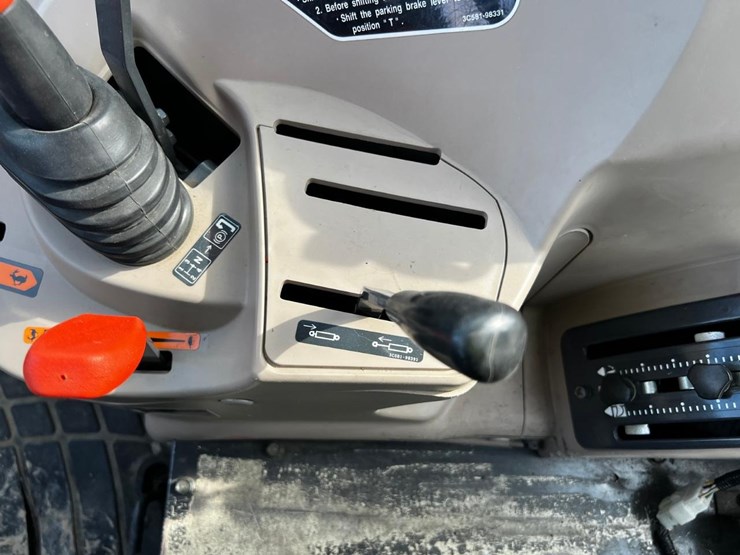 2010-kubota-m8540-image-28