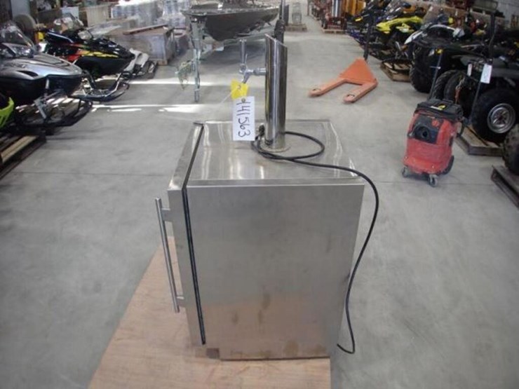 true-tur24bdlssb-24-in.-stainless-steel-beer-tap-image-7