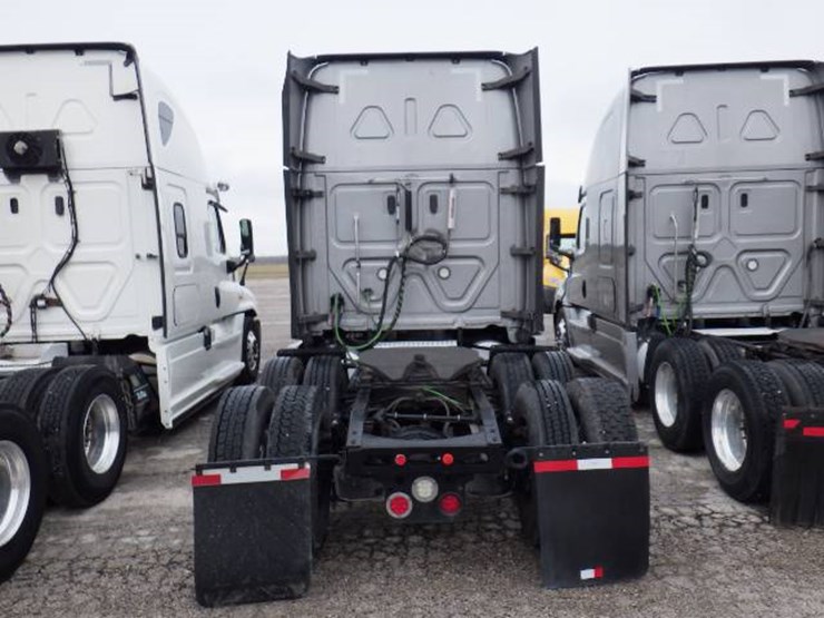 2019-freightliner-cascadia-126-image-15