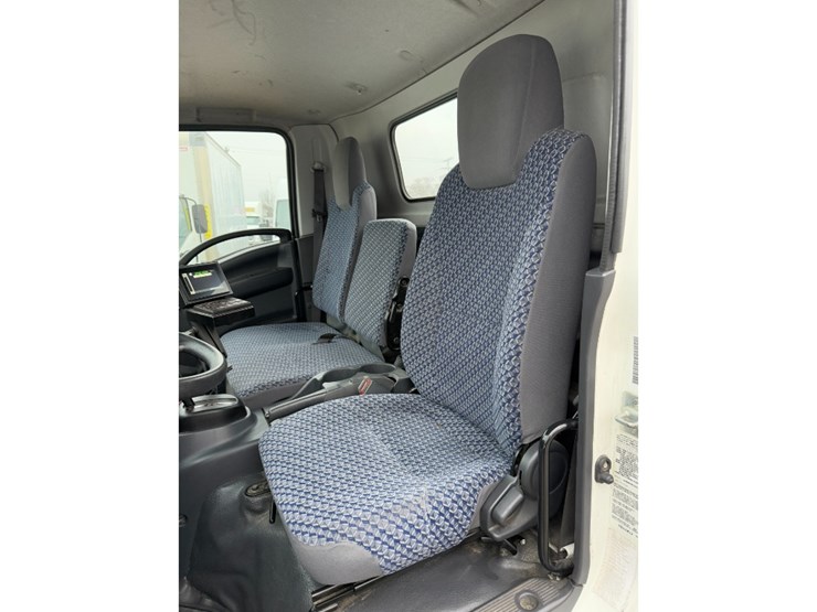 2023-isuzu-npr-image-17