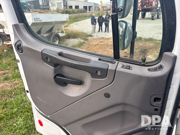 freightliner-114sd-image-68