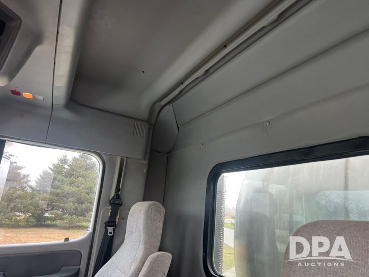 1999-freightliner-flc120-image-21