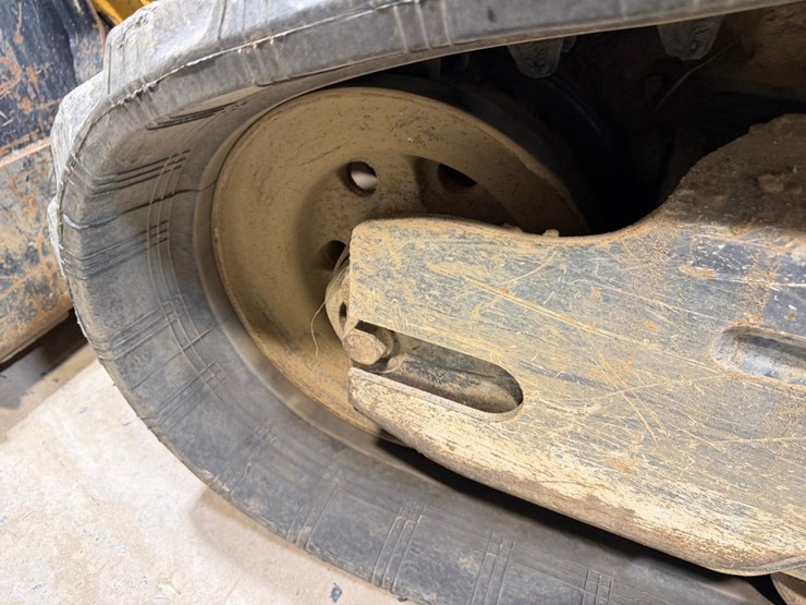 2021-deere-317g-image-13