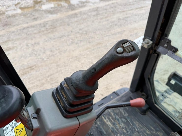 2020-bobcat-e85-image-31