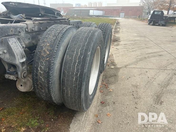 1999-peterbilt-379-image-16