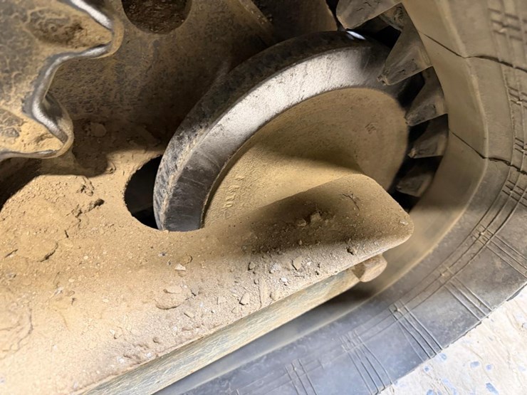 2021-deere-317g-image-15