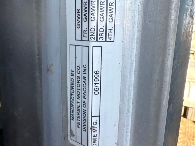 1996-peterbilt-379-image-33