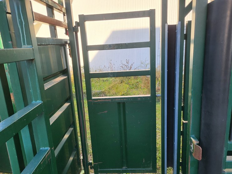 arrow-farmquip-8400-q-catch-cattle-squeeze-chute-w/alley-way---like-new-image-32