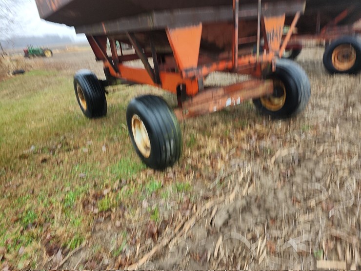 unverferth-gravity-wagon-w/gear-image-4