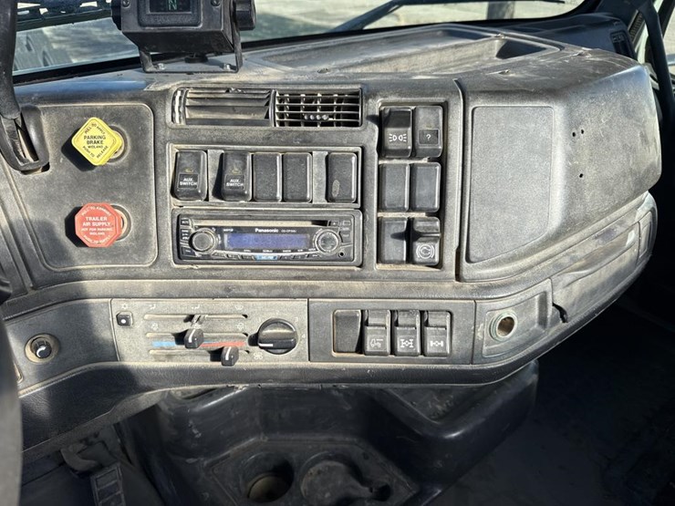 #1994-•-1999-volvo-day-cab-truck-tractor-image-44