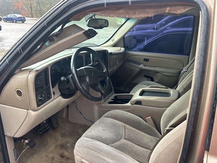 2004-chevrolet-tahoe-image-8