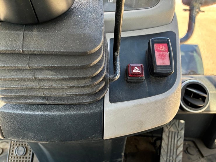 2022-kubota-r640-image-28