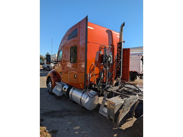 2017-kenworth-t680-image-15