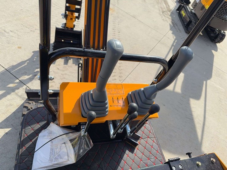 2025-miva-va13-mini-excavator-image-15