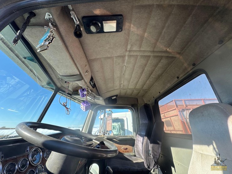 1996-peterbilt-379-image-17