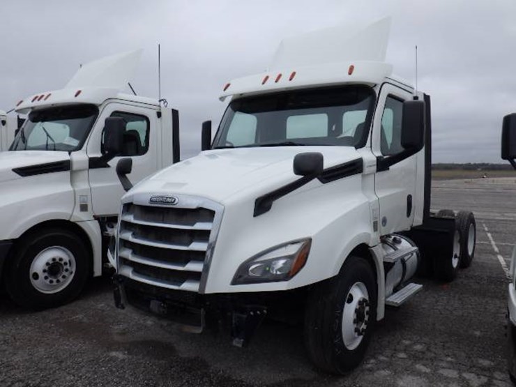 2018-freightliner-cascadia-126-image-1