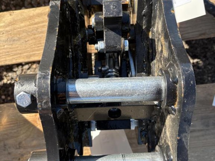 #124-•-iretc-hydraulic-thumb-clamp-image-1