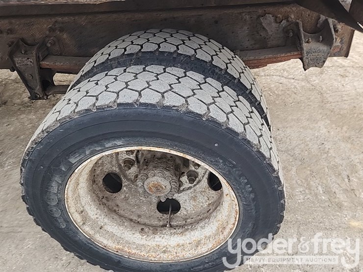 2001-freightliner-fl60-image-10