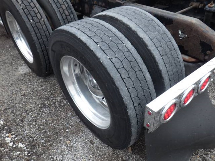 peterbilt-389-image-16