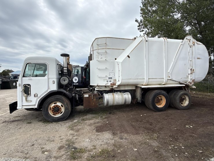2005-peterbilt-320-image-2