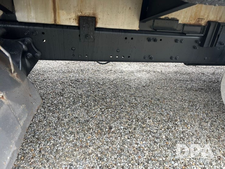 1999-freightliner-flc120-image-31