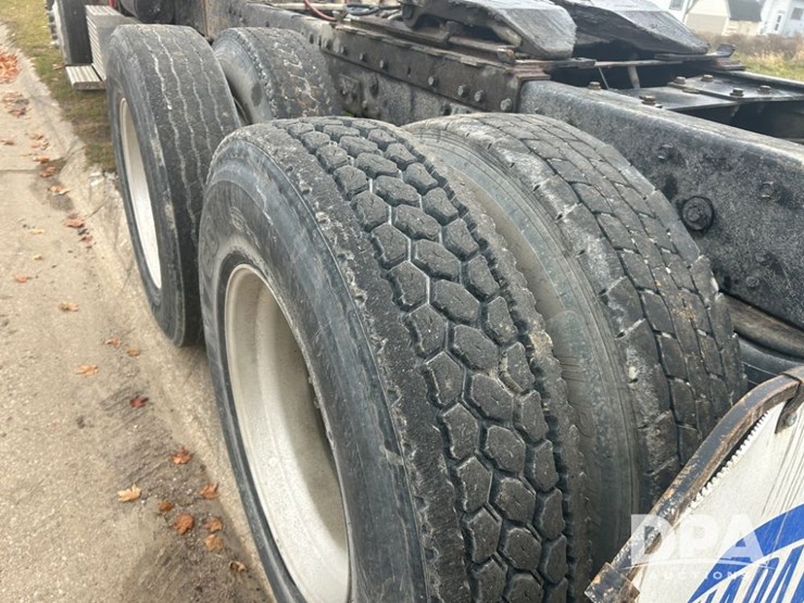 1999-peterbilt-379-image-19