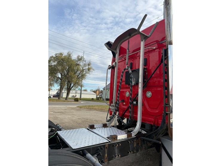 2019-freightliner-cascadia-125-image-14