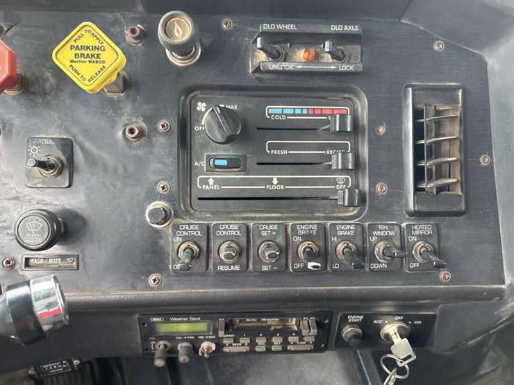 #1042-•-2000-volvo-quad-axle-dump-truck-image-51