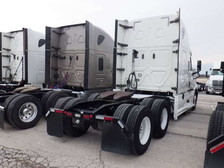 freightliner-cascadia-126-image-11