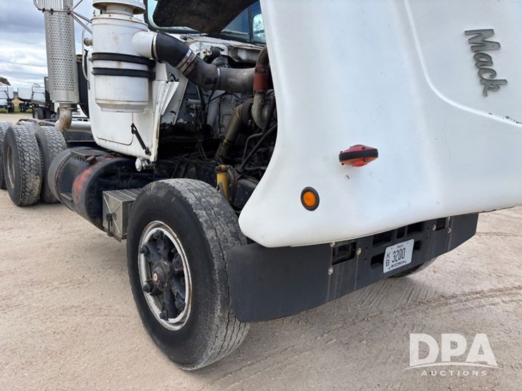 1985-mack-r686st-image-27