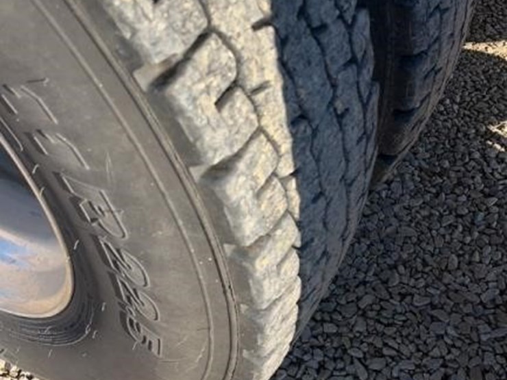 2004-freightliner-columbia-120-image-24