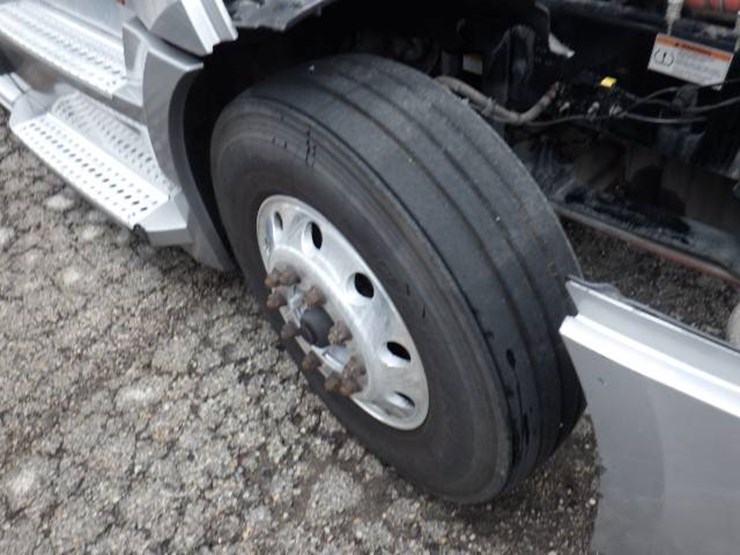 2019-freightliner-cascadia-126-image-29