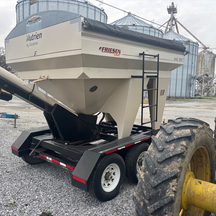 #1527 • Friesen seed tender