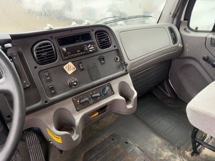 freightliner-m2-106-image-20