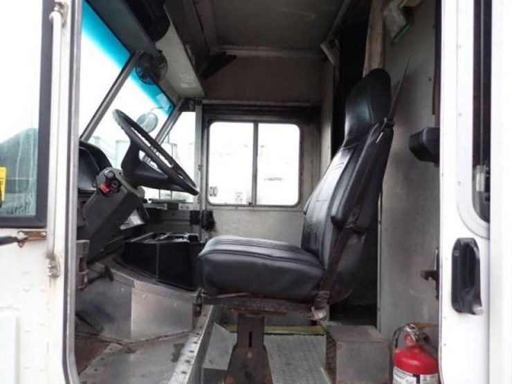 2015-freightliner-mt55-image-26