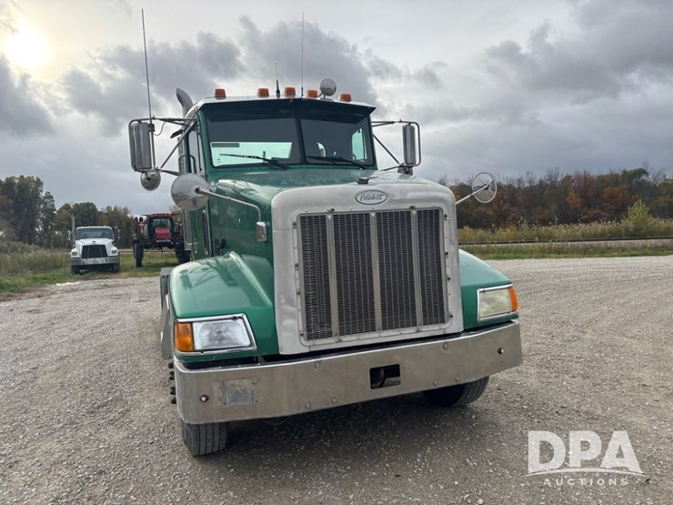 peterbilt-385-image-3