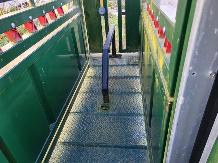 arrow-farmquip-8400-q-catch-cattle-squeeze-chute-w/alley-way---like-new-image-29