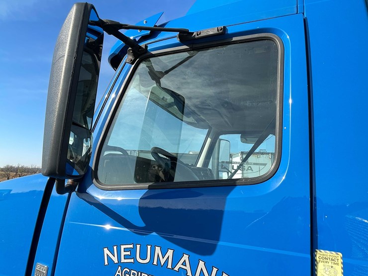 #202-•-2015-volvo-semi-tractor-(has-wi-title)-(denmark,-wi)-image-19