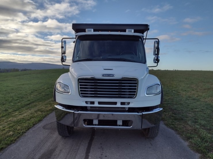 freightliner-m2-106-image-2