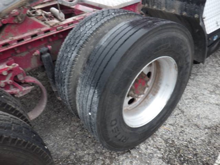 peterbilt-386-image-9