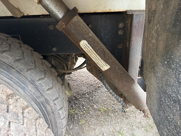 2005-peterbilt-320-image-50