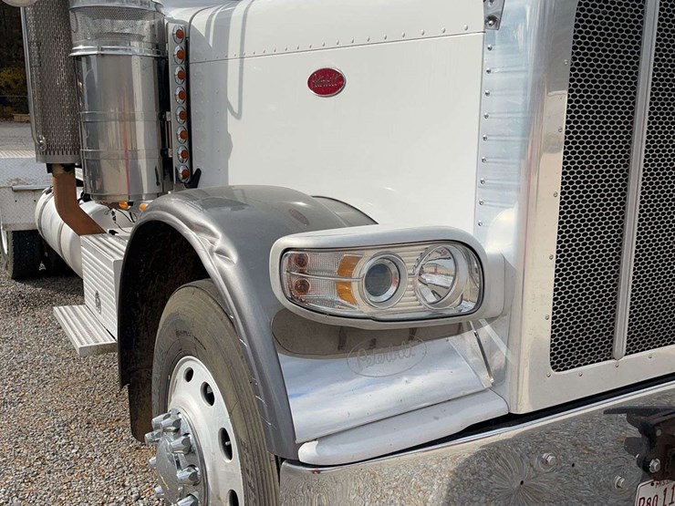 2009-peterbilt-389-image-9