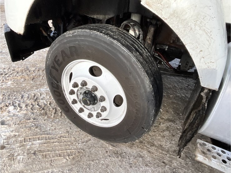 2014-kenworth-t440-image-15