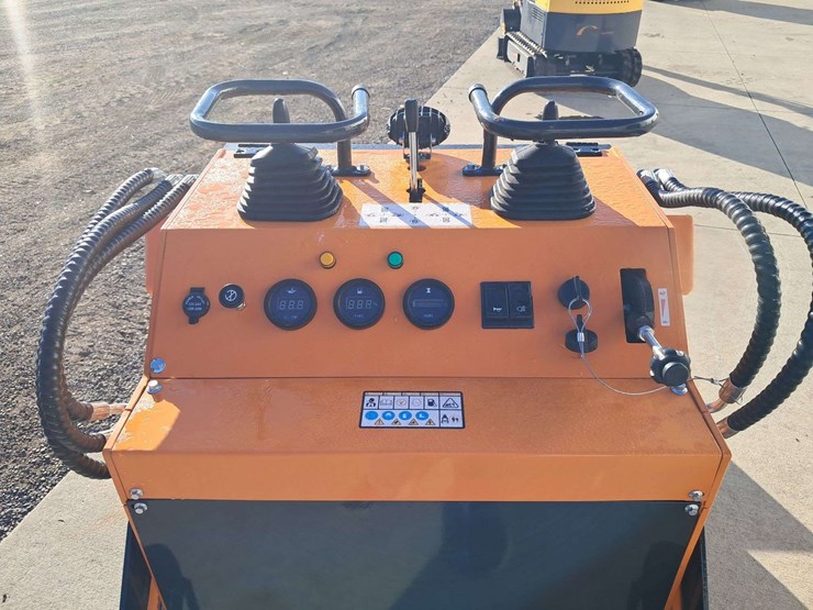 2025-landhero-mini-stand-on-skid-loader-image-7