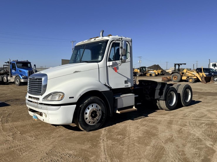 2007-freightliner-columbia-120-image-2