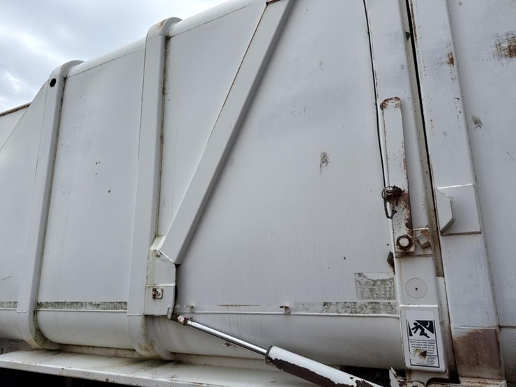 2005-peterbilt-320-image-37